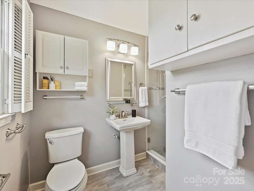 4132 Sulkirk Road, Charlotte, NC 28210.  MLS# CAR4223769, YatesRealty ID 9687. Primary Bathroom