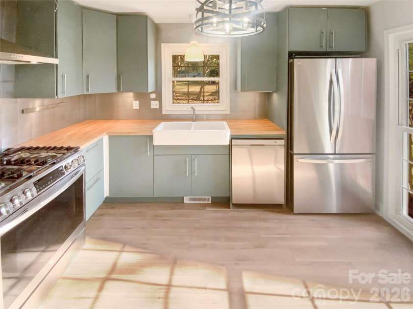 4661 Easthaven Drive, Charlotte, NC 28212.  MLS# CAR4336161, YatesRealty ID 9689. 