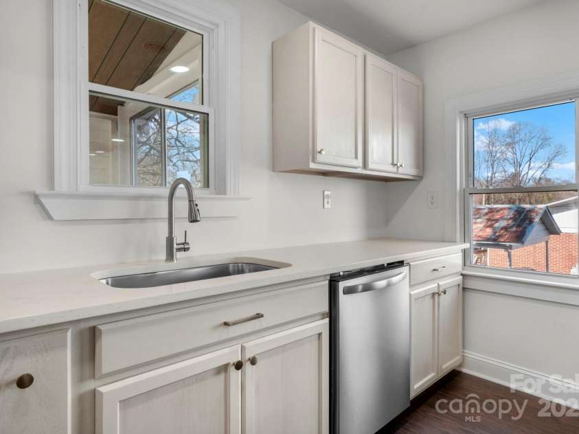 926 Fairview Drive, Lenoir, NC 28645.  MLS# CAR4326566, YatesRealty ID 969. 