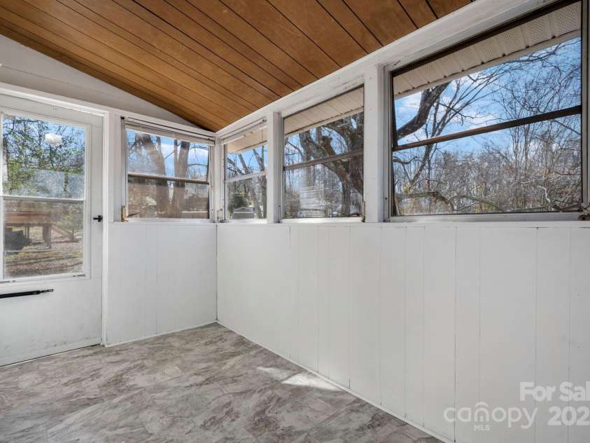 926 Fairview Drive, Lenoir, NC 28645.  MLS# CAR4326566, YatesRealty ID 969. 