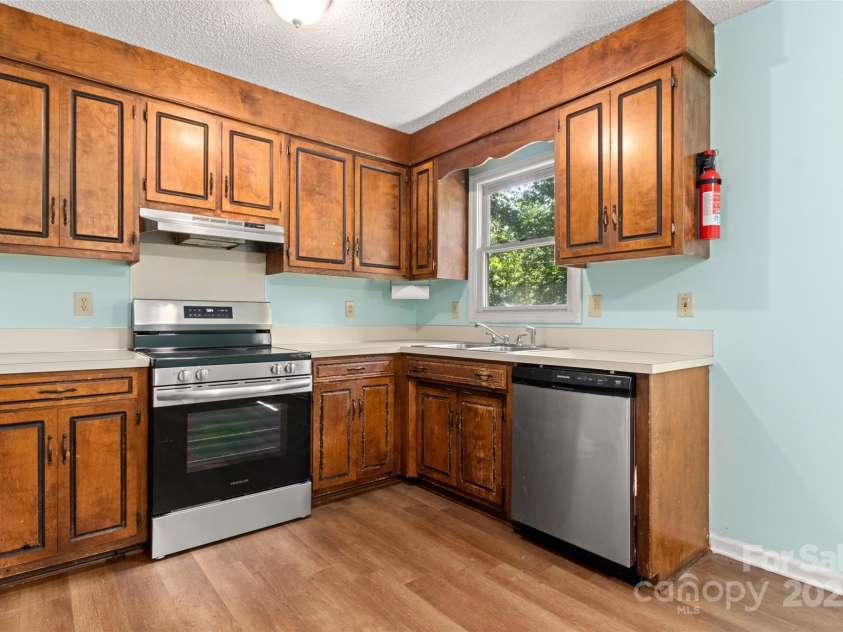 1302 Hickory Nut Lane, Lincolnton, NC 28092.  MLS# CAR4115573, YatesRealty ID 9693. 