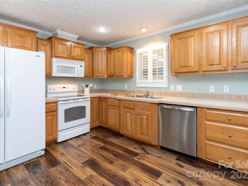 418 Milk Sick Cove, Cullowhee, NC 28723.  MLS# CAR4193351, YatesRealty ID 9695. Kitchen