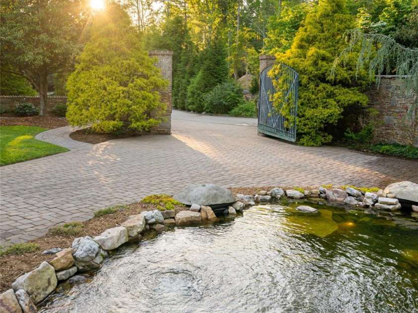 268 Holly Arbor Lane, Asheville, NC 28803.  MLS# CAR4268471, YatesRealty ID 97. 