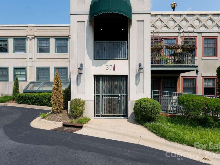 37 Hiawassee Street, Asheville, NC 28801.  MLS# CAR4268718, YatesRealty ID 97. 