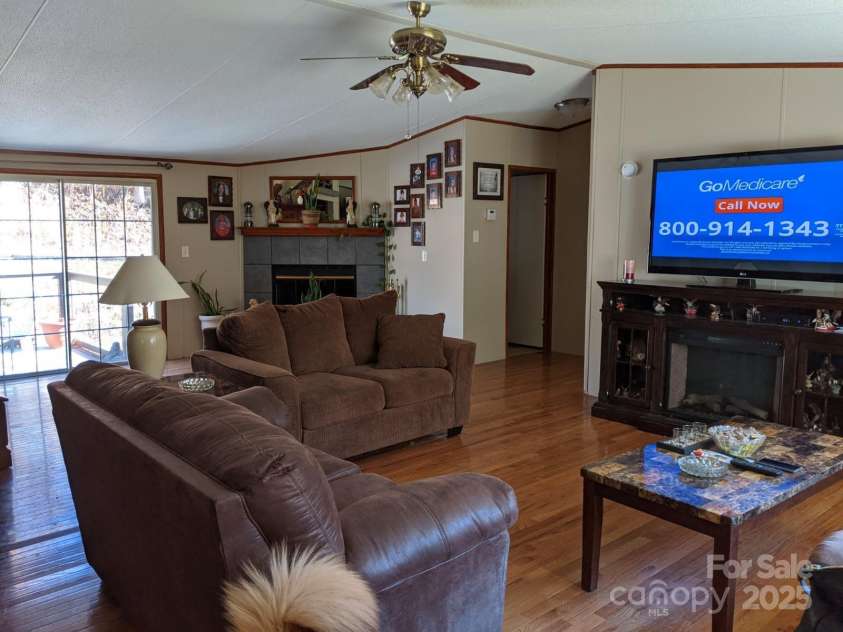 196 Mckinney Road, Weaverville, NC 28787.  MLS# CAR4326472, YatesRealty ID 970. Open floor plan with vaulted ceiling and  Hardwood Floors throughout