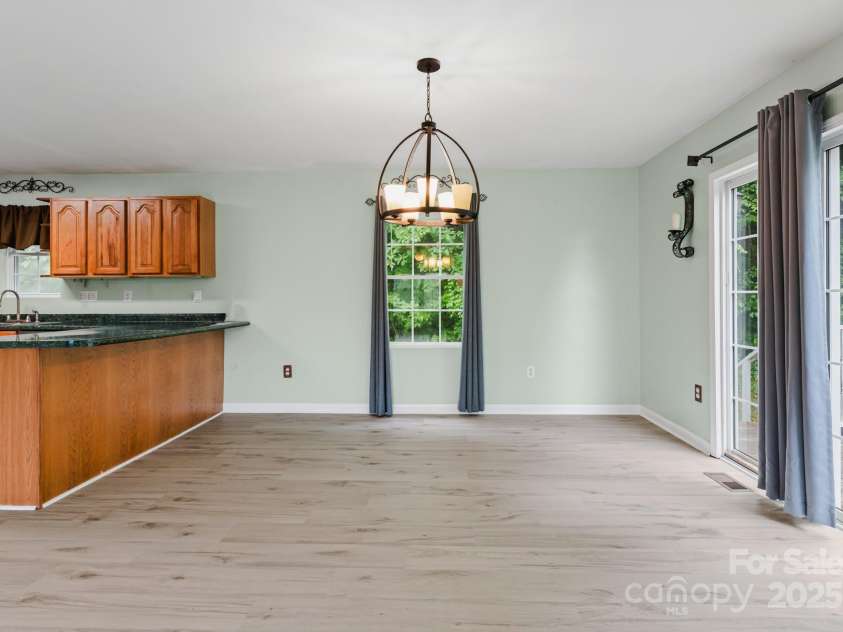 60 Hilltop View Drive, Fletcher, NC 28732.  MLS# CAR4202444, YatesRealty ID 9701. Dining area