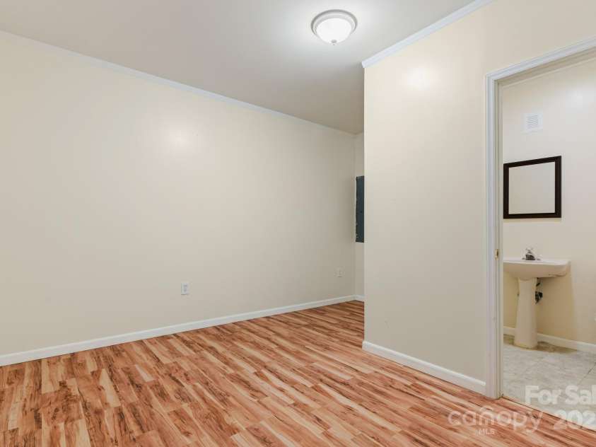 60 Hilltop View Drive, Fletcher, NC 28732.  MLS# CAR4202444, YatesRealty ID 9701. Ensuite in the extra basement room