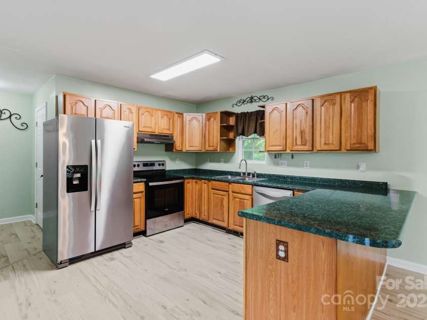 60 Hilltop View Drive, Fletcher, NC 28732.  MLS# CAR4202444, YatesRealty ID 9701. Large kitchen