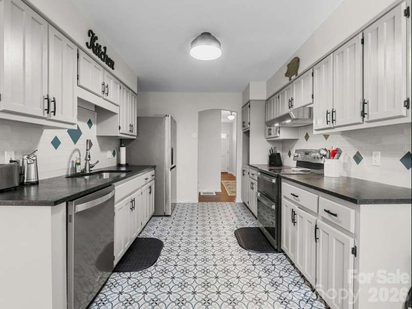 423 Mountain View Drive, Columbus, NC 28722.  MLS# CAR4345860, YatesRealty ID 9703. Kitchen w/granite & tile