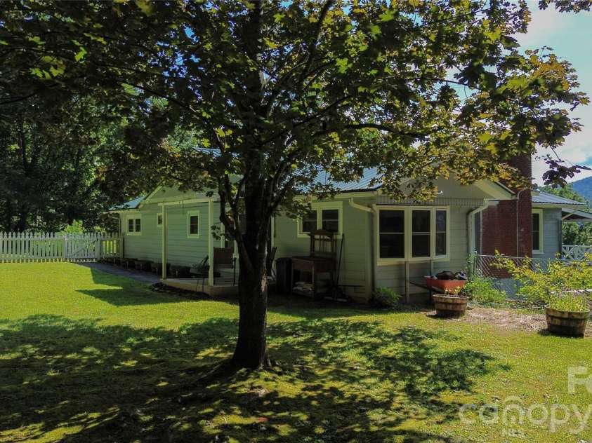 454 Hummingbird Lane, Franklin, NC 28734.  MLS# CAR4299502, YatesRealty ID 9704. 