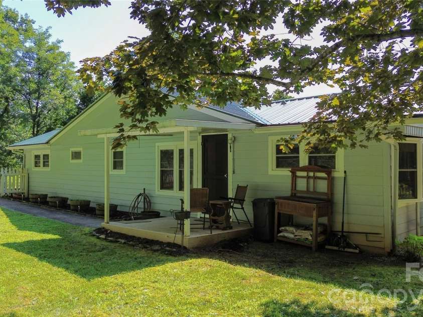 454 Hummingbird Lane, Franklin, NC 28734.  MLS# CAR4299502, YatesRealty ID 9704. 