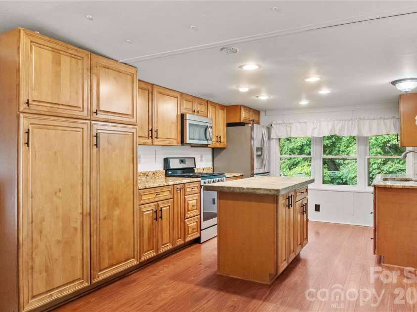 454 Hummingbird Lane, Franklin, NC 28734.  MLS# CAR4299502, YatesRealty ID 9704. 