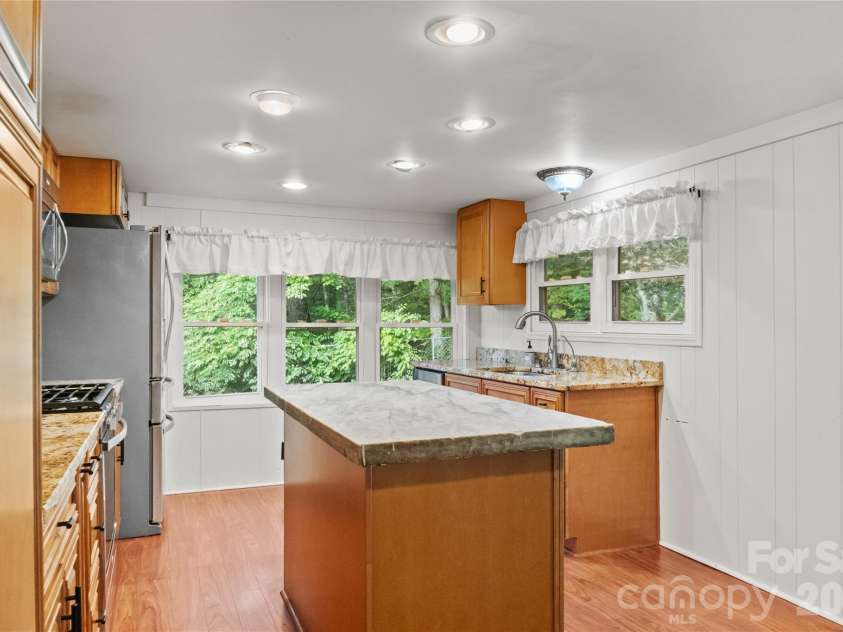 454 Hummingbird Lane, Franklin, NC 28734.  MLS# CAR4299502, YatesRealty ID 9704. 