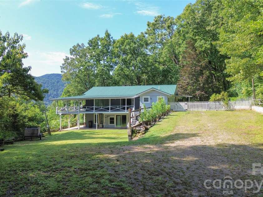 454 Hummingbird Lane, Franklin, NC 28734.  MLS# CAR4299502, YatesRealty ID 9704. 