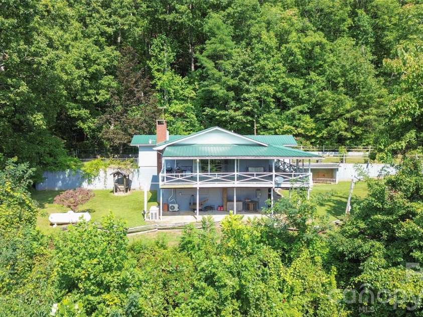 454 Hummingbird Lane, Franklin, NC 28734.  MLS# CAR4299502, YatesRealty ID 9704. 