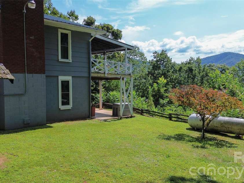 454 Hummingbird Lane, Franklin, NC 28734.  MLS# CAR4299502, YatesRealty ID 9704. 