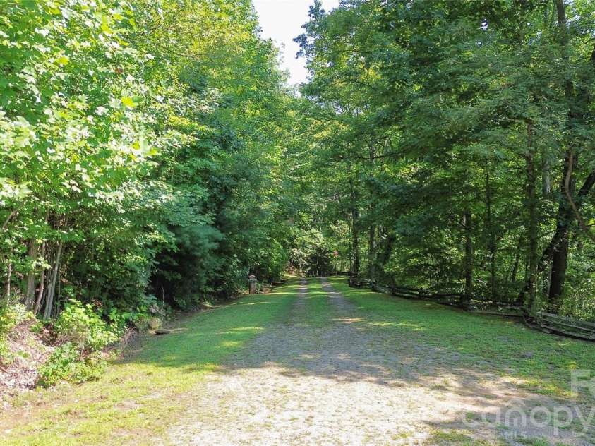 454 Hummingbird Lane, Franklin, NC 28734.  MLS# CAR4299502, YatesRealty ID 9704. 