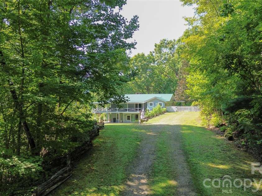 454 Hummingbird Lane, Franklin, NC 28734.  MLS# CAR4299502, YatesRealty ID 9704. 