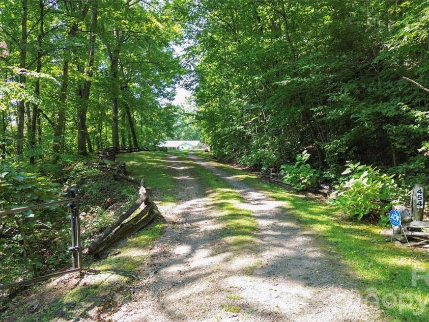 454 Hummingbird Lane, Franklin, NC 28734.  MLS# CAR4299502, YatesRealty ID 9704. 