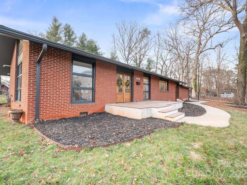 845 2nd Street, Hickory, NC 28601.  MLS# CAR4240214, YatesRealty ID 9704. 