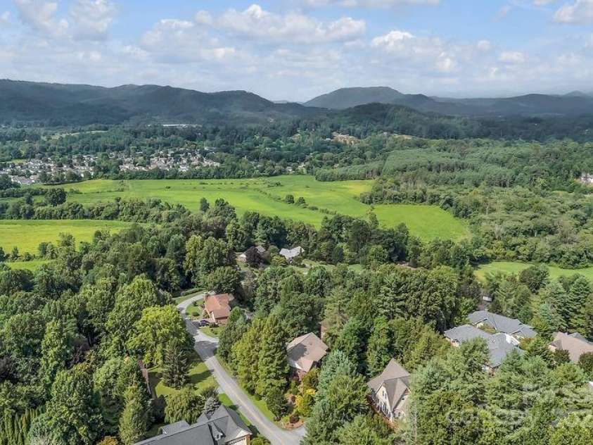 156 Circle Top Drive, Hendersonville, NC 28739.  MLS# CAR4283069, YatesRealty ID 9708. 