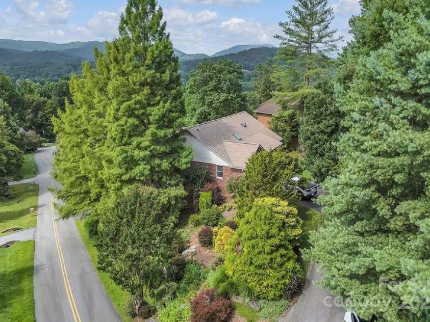 156 Circle Top Drive, Hendersonville, NC 28739.  MLS# CAR4283069, YatesRealty ID 9708. 