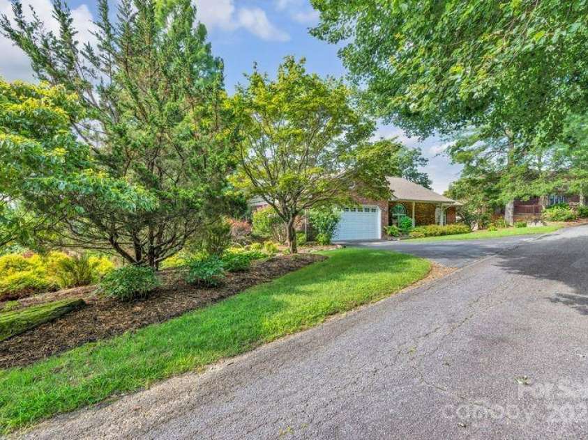 156 Circle Top Drive, Hendersonville, NC 28739.  MLS# CAR4283069, YatesRealty ID 9708. 