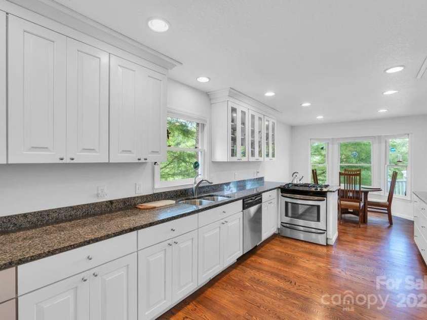 156 Circle Top Drive, Hendersonville, NC 28739.  MLS# CAR4283069, YatesRealty ID 9708. 