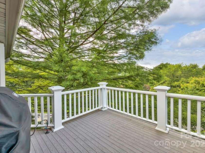 156 Circle Top Drive, Hendersonville, NC 28739.  MLS# CAR4283069, YatesRealty ID 9708. 