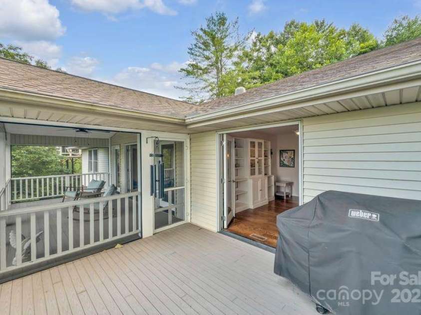 156 Circle Top Drive, Hendersonville, NC 28739.  MLS# CAR4283069, YatesRealty ID 9708. 