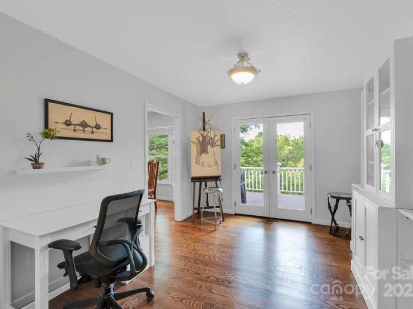 156 Circle Top Drive, Hendersonville, NC 28739.  MLS# CAR4283069, YatesRealty ID 9708. 