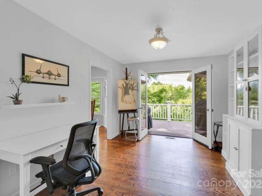 156 Circle Top Drive, Hendersonville, NC 28739.  MLS# CAR4283069, YatesRealty ID 9708. 