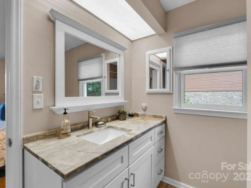 156 Circle Top Drive, Hendersonville, NC 28739.  MLS# CAR4283069, YatesRealty ID 9708. 