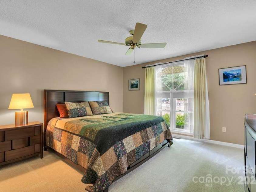 156 Circle Top Drive, Hendersonville, NC 28739.  MLS# CAR4283069, YatesRealty ID 9708. 