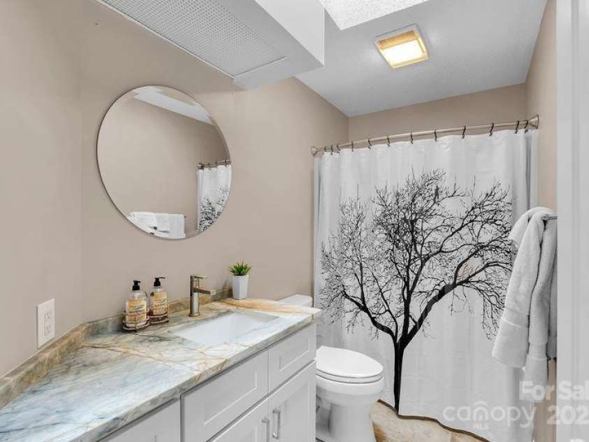 156 Circle Top Drive, Hendersonville, NC 28739.  MLS# CAR4283069, YatesRealty ID 9708. 