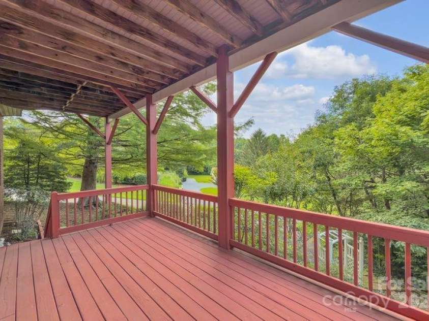 156 Circle Top Drive, Hendersonville, NC 28739.  MLS# CAR4283069, YatesRealty ID 9708. 