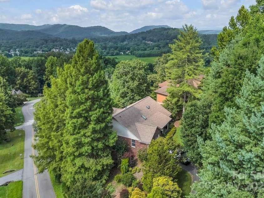 156 Circle Top Drive, Hendersonville, NC 28739.  MLS# CAR4283069, YatesRealty ID 9708. 