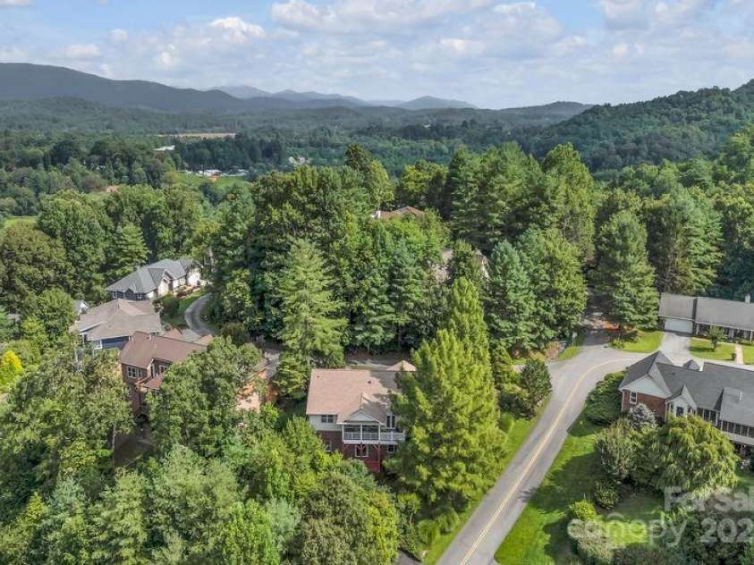156 Circle Top Drive, Hendersonville, NC 28739.  MLS# CAR4283069, YatesRealty ID 9708. 