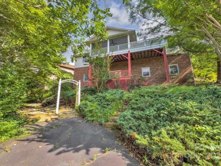 156 Circle Top Drive, Hendersonville, NC 28739.  MLS# CAR4283069, YatesRealty ID 9708. 