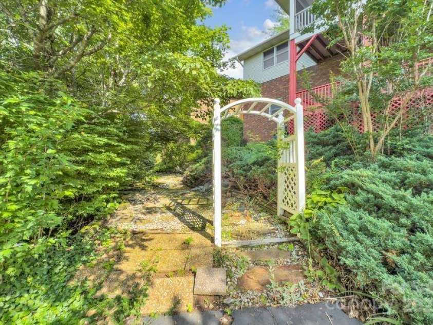 156 Circle Top Drive, Hendersonville, NC 28739.  MLS# CAR4283069, YatesRealty ID 9708. 