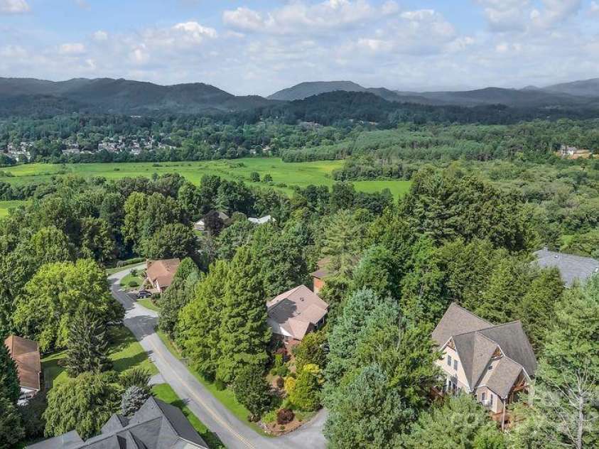 156 Circle Top Drive, Hendersonville, NC 28739.  MLS# CAR4283069, YatesRealty ID 9708. 
