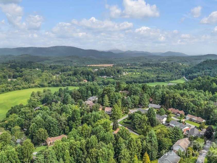 156 Circle Top Drive, Hendersonville, NC 28739.  MLS# CAR4283069, YatesRealty ID 9708. 