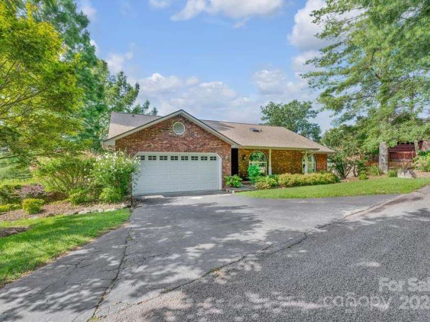 156 Circle Top Drive, Hendersonville, NC 28739.  MLS# CAR4283069, YatesRealty ID 9708. 