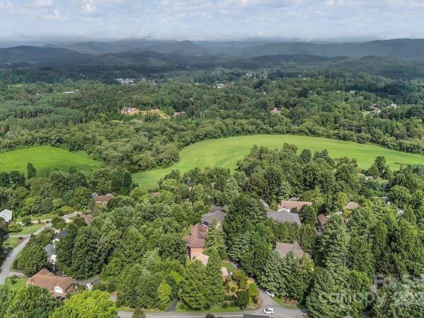 156 Circle Top Drive, Hendersonville, NC 28739.  MLS# CAR4283069, YatesRealty ID 9708. 