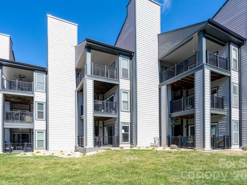 18851 Vineyard Point Lane, Cornelius, NC 28031.  MLS# CAR4361141, YatesRealty ID 9708. 