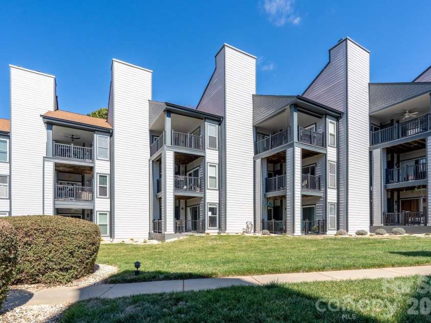 18851 Vineyard Point Lane, Cornelius, NC 28031.  MLS# CAR4361141, YatesRealty ID 9708. 
