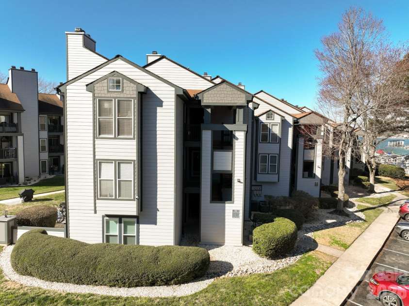 18851 Vineyard Point Lane, Cornelius, NC 28031.  MLS# CAR4361141, YatesRealty ID 9708. 