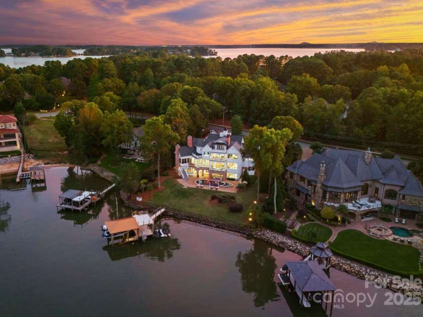 16921 Jetton Road, Cornelius, NC 28031.  MLS# CAR4191237, YatesRealty ID 971. Pristine lakefront on a quiet cove