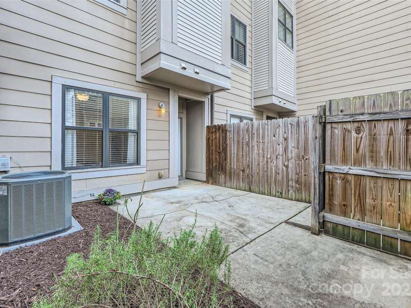 716 Alexander Street, Charlotte, NC 28202.  MLS# CAR4218300, YatesRealty ID 9710. 