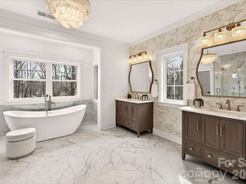 1714 Seifert Circle, Charlotte, NC 28205.  MLS# CAR4351054, YatesRealty ID 9714. Primary bath